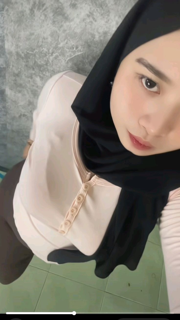 Guru Viral Terbaru 2025 Bibirmu Menarikku Seperti Gravitasi Abg Hijab Indonesia 2025 Viral